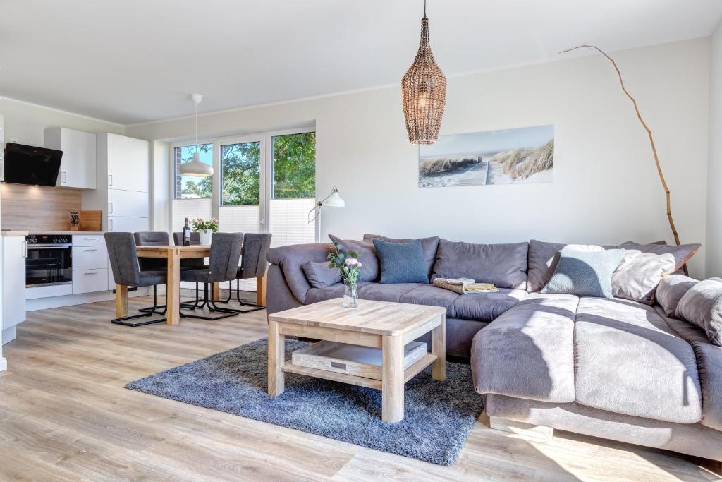 uma sala de estar com um sofá e uma mesa em Haus Wellenreiter em Bansin