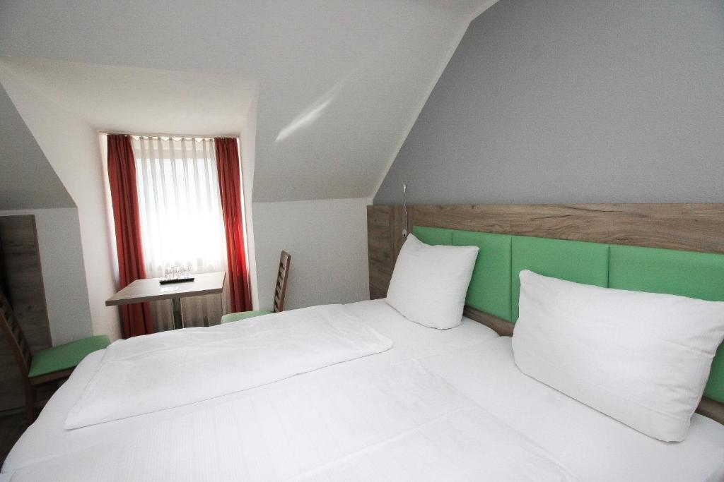 Postel nebo postele na pokoji v ubytování Hotel Pension Köberl