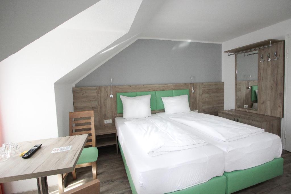 Postel nebo postele na pokoji v ubytování Hotel Pension Köberl