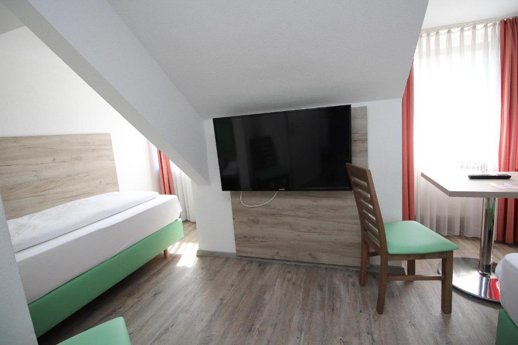TV a/nebo společenská místnost v ubytování Hotel Pension Köberl