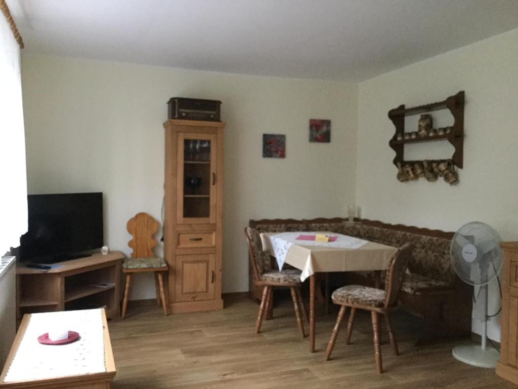 ein Wohnzimmer mit einem Tisch und einem Sofa in der Unterkunft Fewo Radebeul Altkötzschenbroda in Radebeul