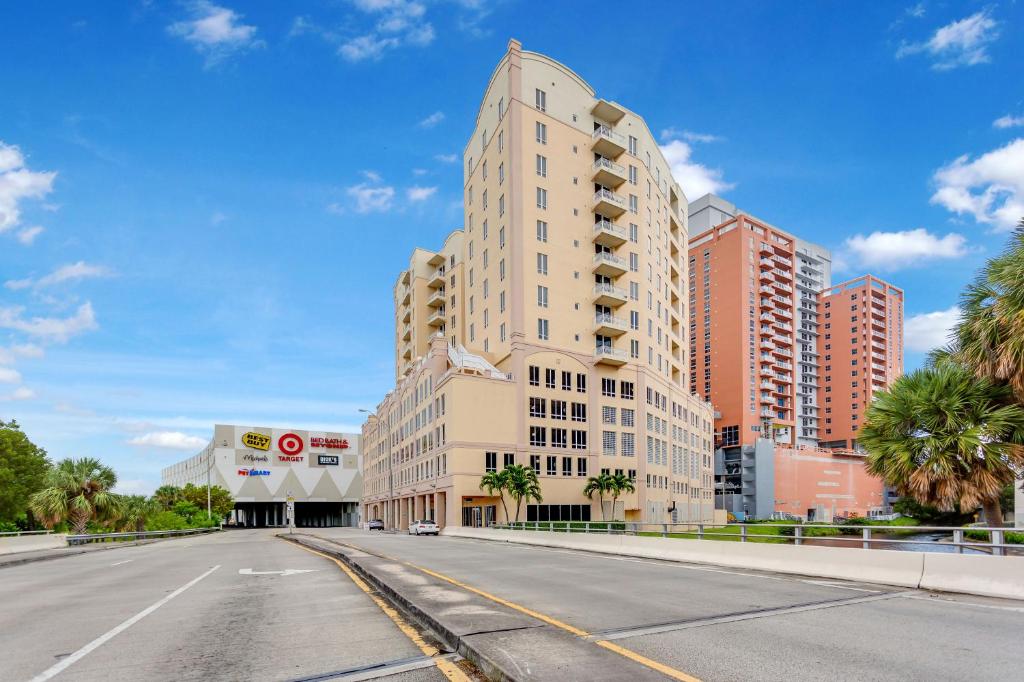 una calle vacía en una ciudad con un edificio alto en Dadeland Towers by Miami Vacations, en South Miami