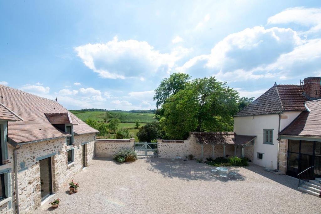 an image of a courtyard in a house at L' Ecrin des vignes in Sermiers