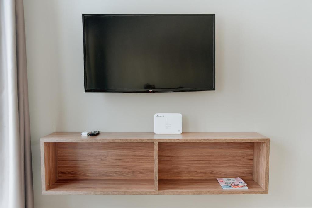 A television and/or entertainment centre at Stylish Suites, The Luxury Suites