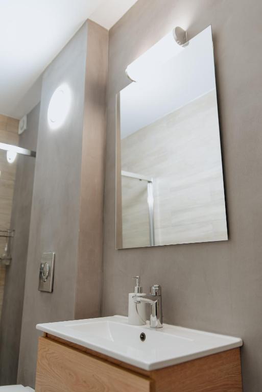 A bathroom at Stylish Suites, The Luxury Suites