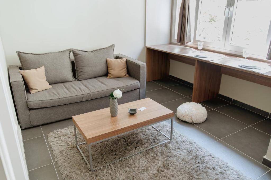 A seating area at Stylish Suites, The Luxury Suites