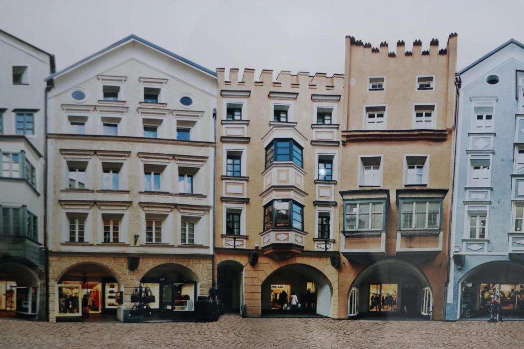 uma fila de edifícios numa rua em ADAM Suites - Brixen Card included em Bressanone