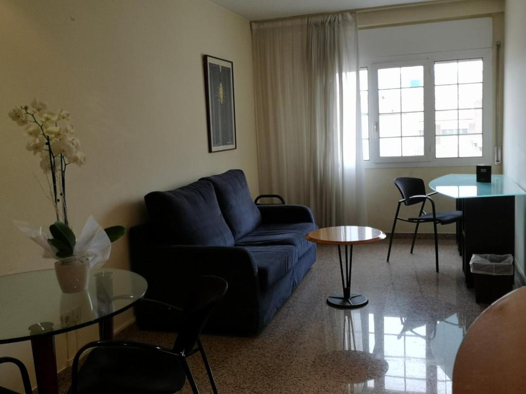 A seating area at URH Ciutat de Mataró