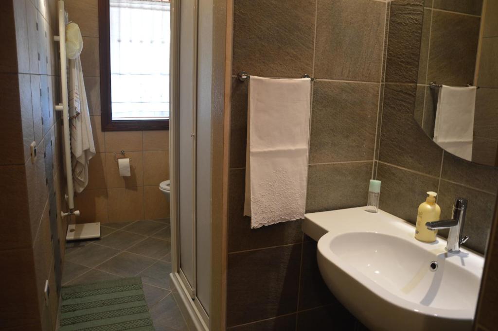 A bathroom at Casa vacanza Borgo Parrini