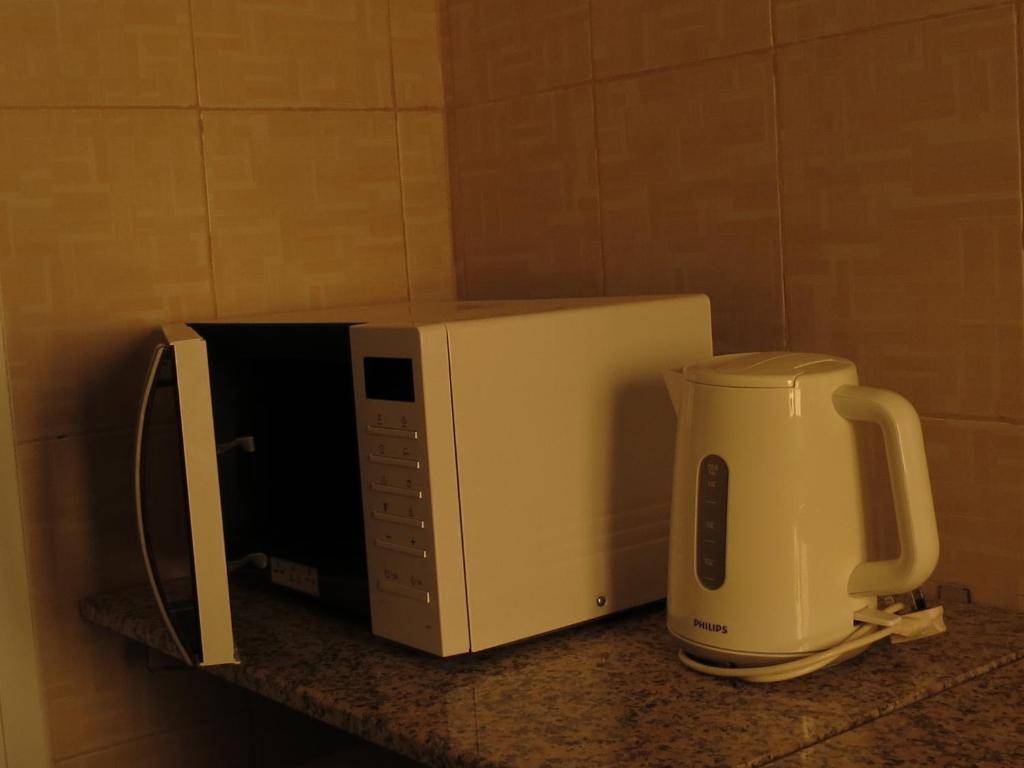 Příslušenství pro přípravu čaje a kávy v ubytování Al Ferdous Hotel Apartments