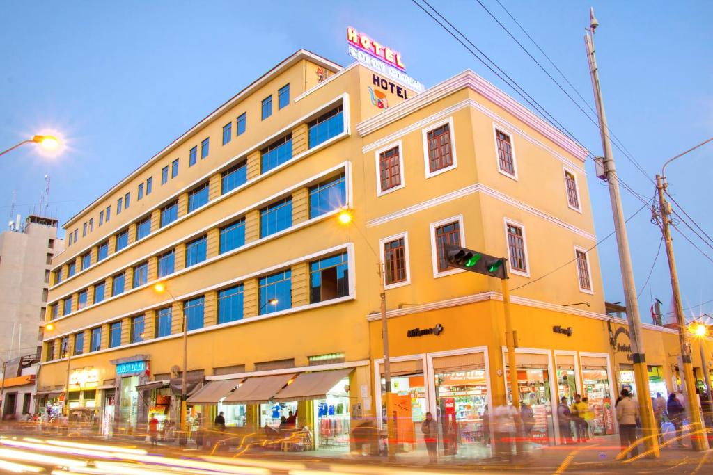 a yellow building on the corner of a street at Hotel Colon Plaza in Ica