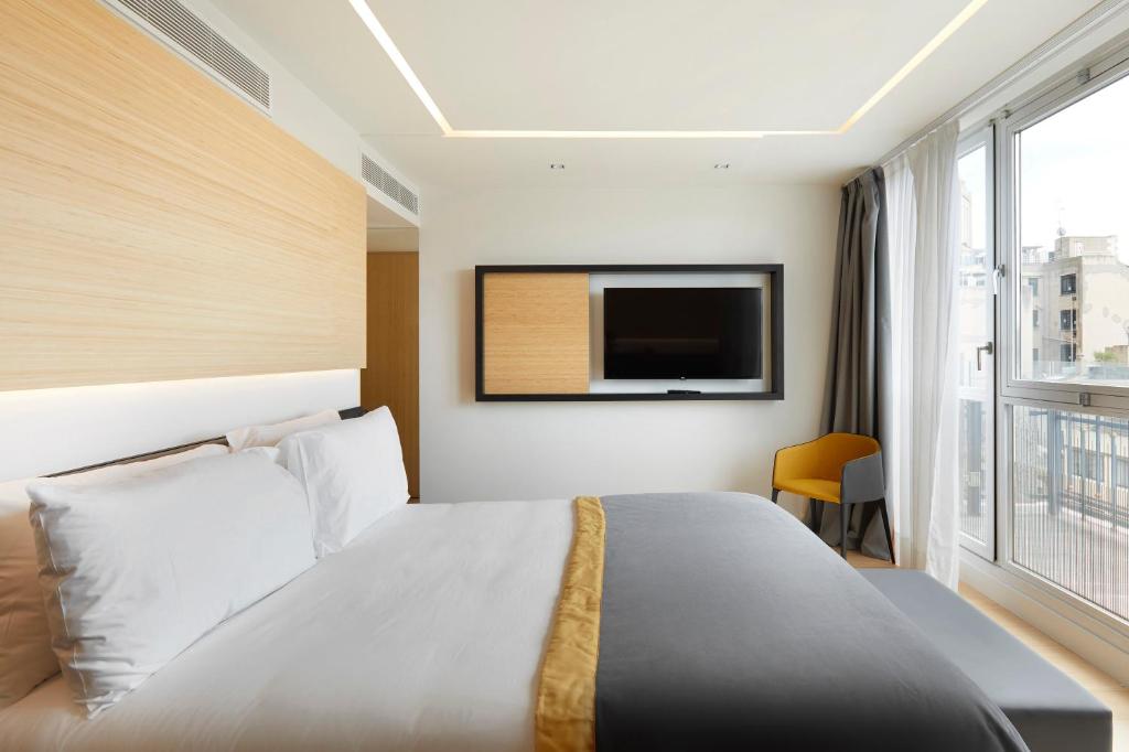 A bed or beds in a room at Exe Plaza Catalunya