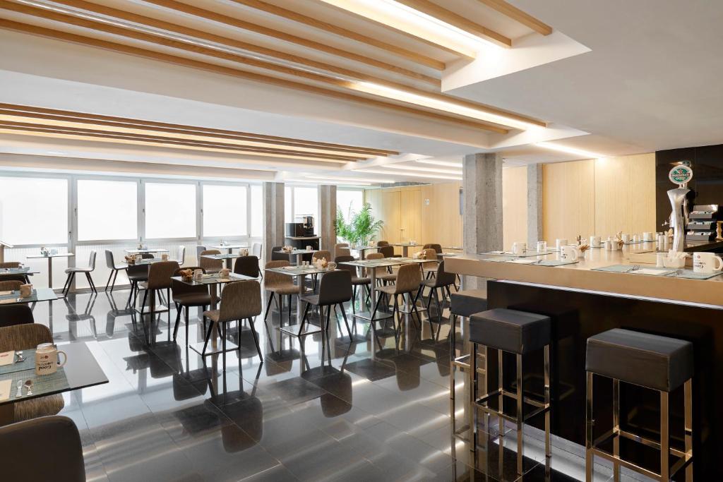 A restaurant or other place to eat at Exe Plaza Catalunya