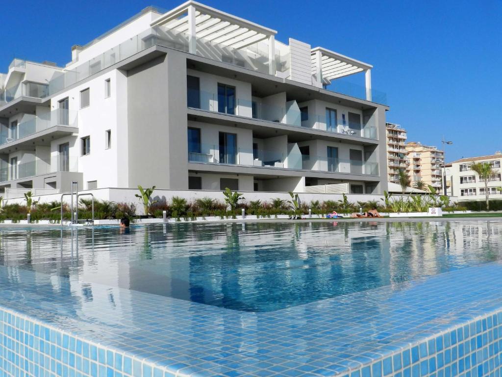 uma piscina em frente a um edifício em Panorama Beach em Torrox Costa