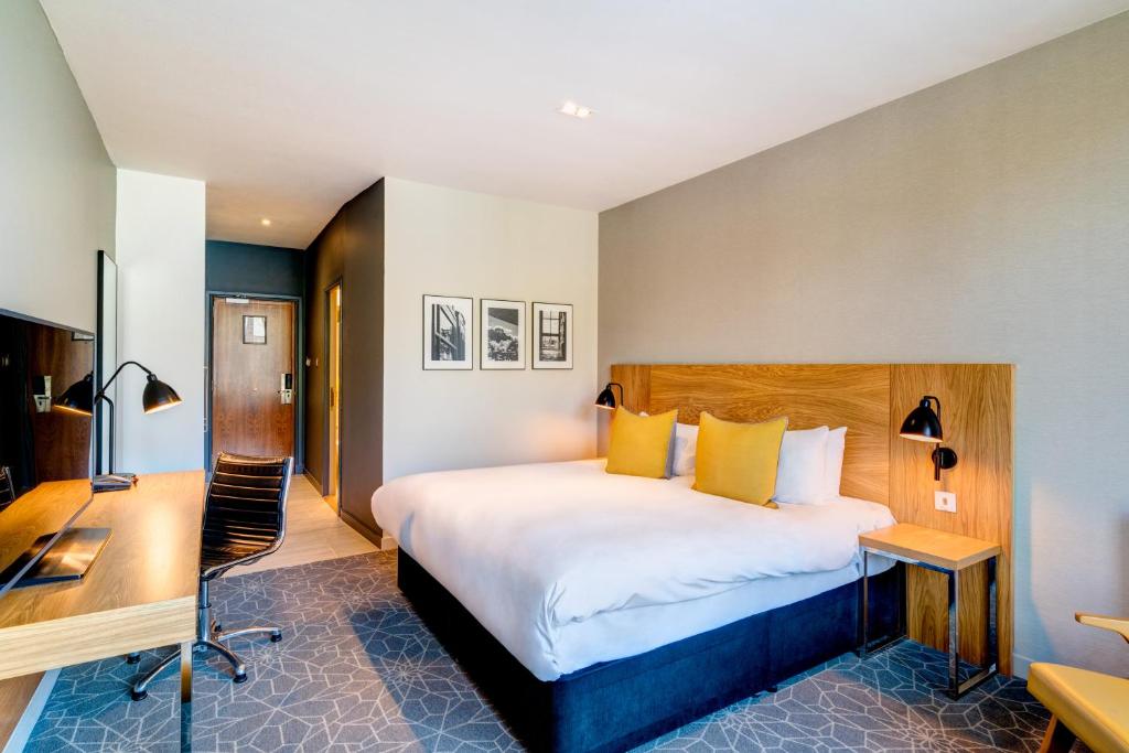 Postel nebo postele na pokoji v ubytování Apex Grassmarket Hotel