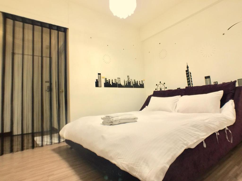 1 dormitorio con 1 cama grande con sábanas blancas en 戀愛逢甲 en Taichung