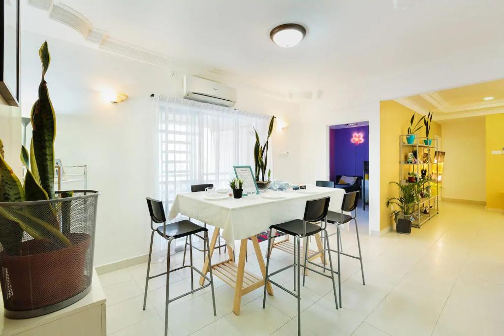a dining room with a white table and chairs at Family Suite@DESA TEBRAU *IKEA *AEON *TESCO *HERO in Johor Bahru
