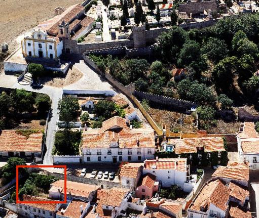 una vista aerea di una città con edifici di Casa dos Limoeiros a Santiago do Cacém