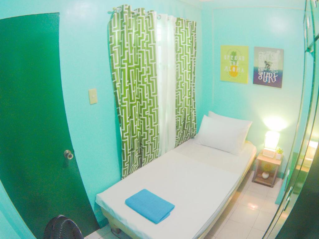 Postel nebo postele na pokoji v ubytování Backpackers Homestay - NomadsMNL