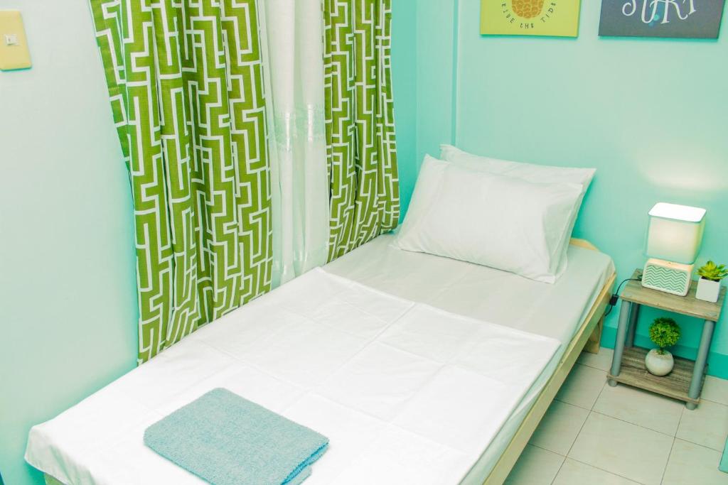 Postel nebo postele na pokoji v ubytování Backpackers Homestay - NomadsMNL
