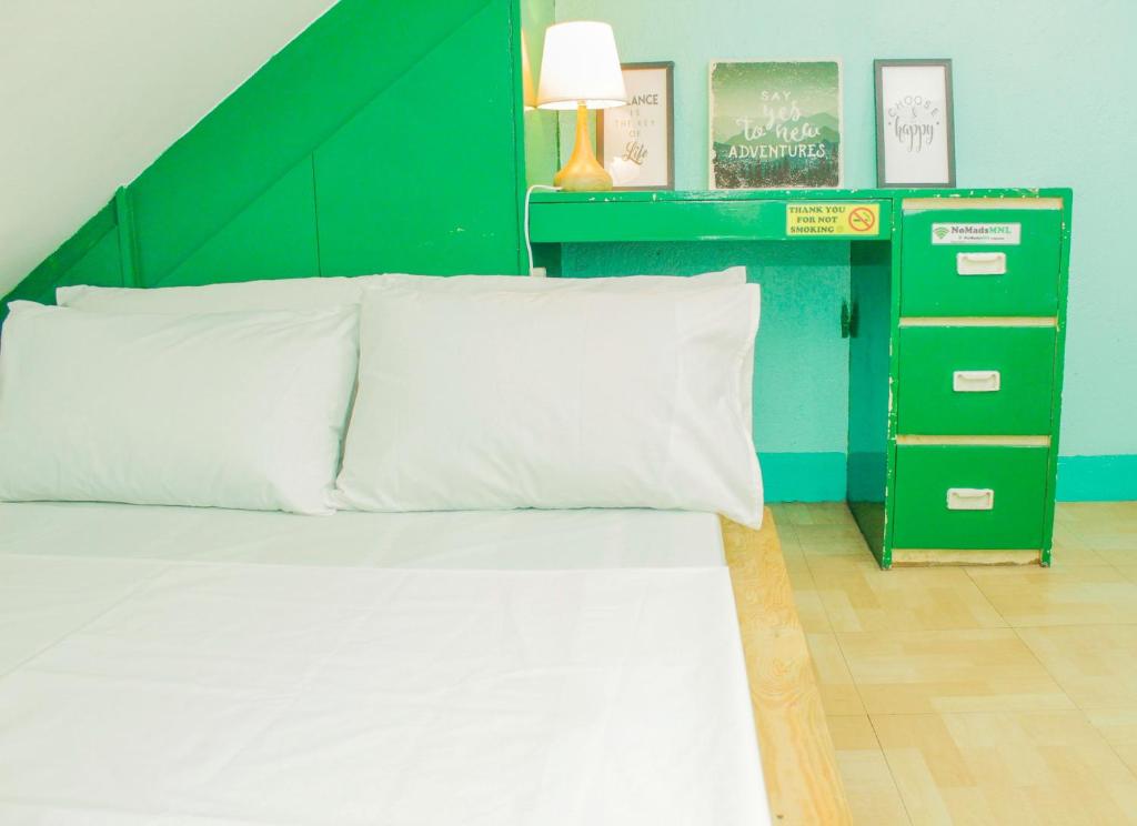 Postel nebo postele na pokoji v ubytování Backpackers Homestay - NomadsMNL