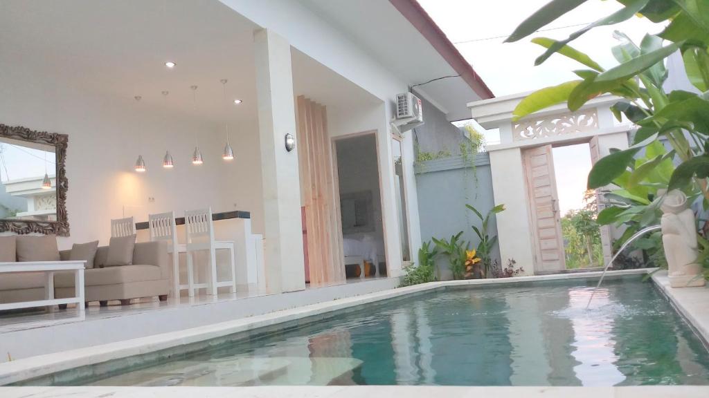 Willa z basenem i salonem w obiekcie Villa Ummangur 2 BR Private Villa Near Lovina w mieście Banjar