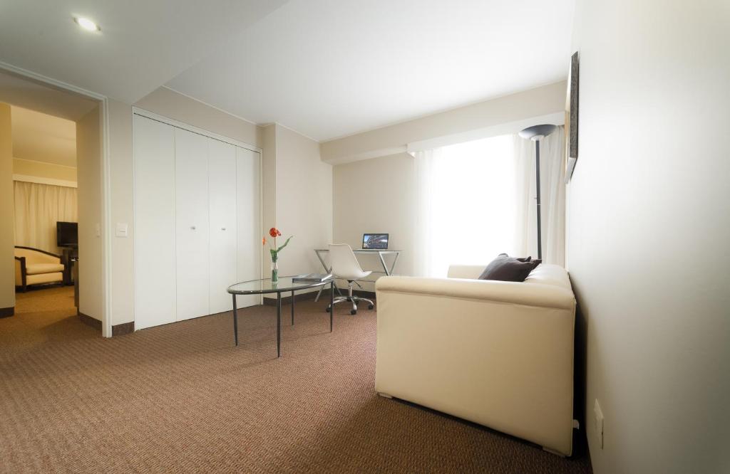 TV a/nebo společenská místnost v ubytování Roosevelt Hotel & Suites