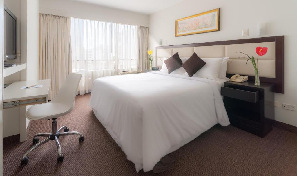 Postel nebo postele na pokoji v ubytování Roosevelt Hotel & Suites
