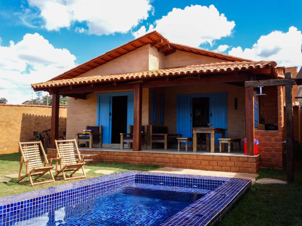 una casa con piscina en el patio en Casa Itamotinga, en Pirenópolis