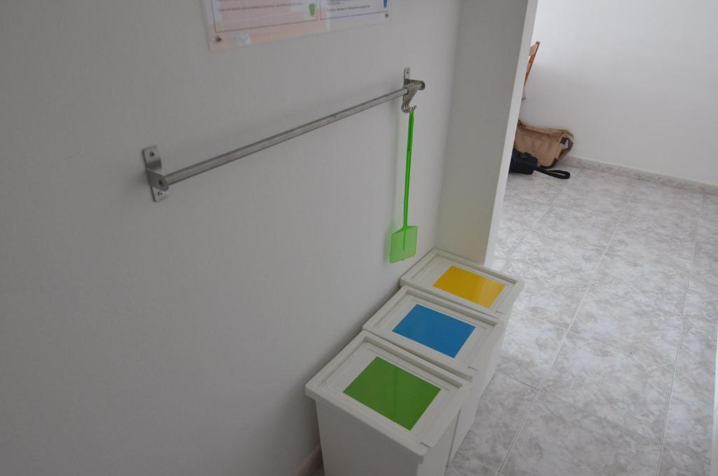 a room with a toilet with four colors on the wall at Armonía Beach 17 in Arinaga