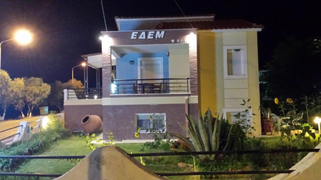 una casa con un cartel en la parte delantera de la noche en Edem en Vatera