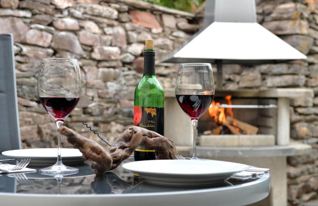 zwei Gläser Rotwein auf dem Tisch in der Unterkunft Moselhof Ferienwohnungen in Bruttig-Fankel