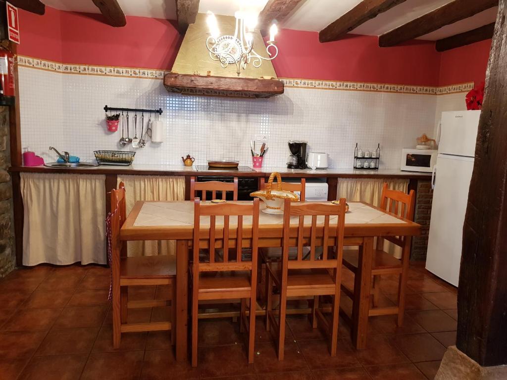 A kitchen or kitchenette at Casa Rural Juntana
