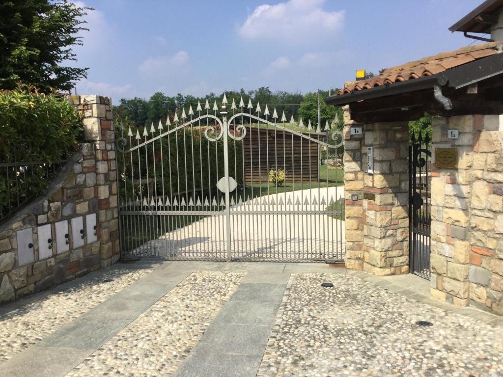 ein Tor zu einem Haus mit Auffahrt in der Unterkunft B&B CORTE SANT'ANGELO in Passirano