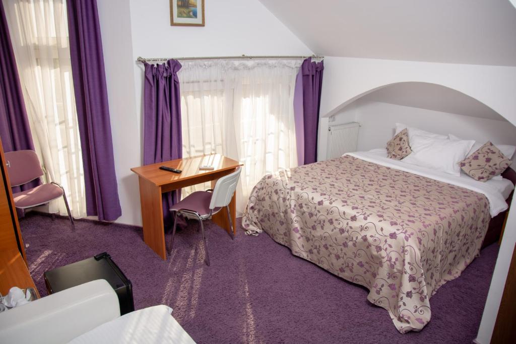 Postel nebo postele na pokoji v ubytování Iris Boutique Therme & Bucharest Otopeni Airport
