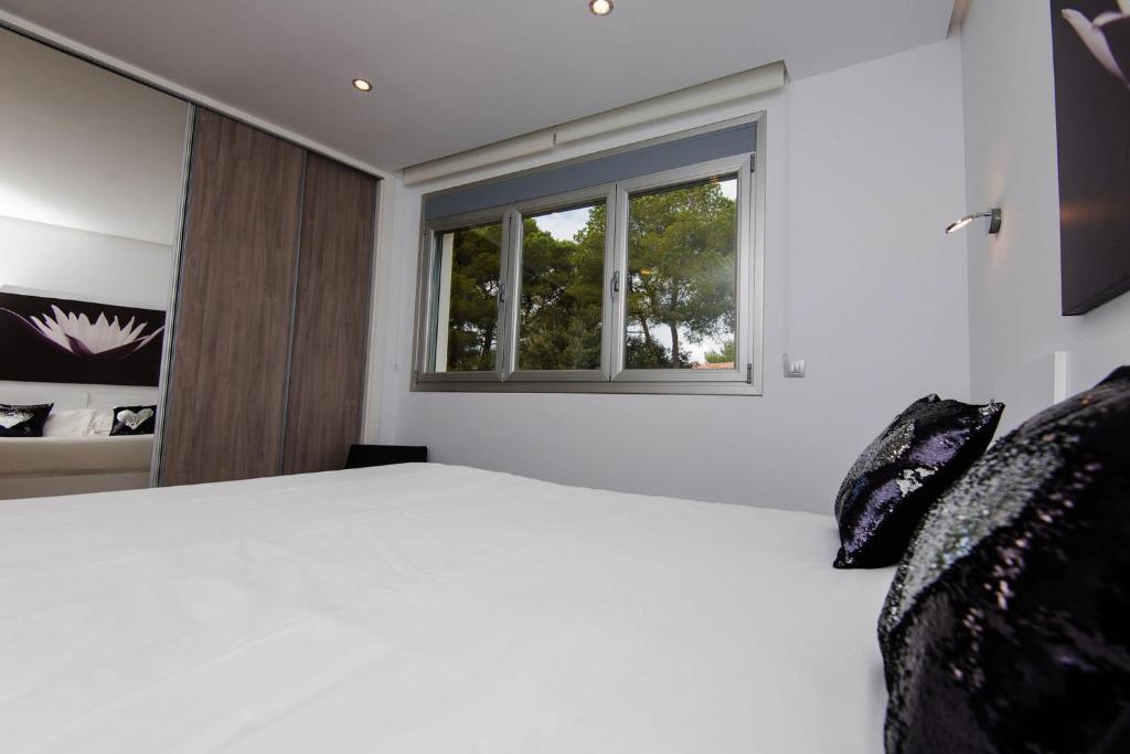 A bed or beds in a room at Villa Can Nieves
