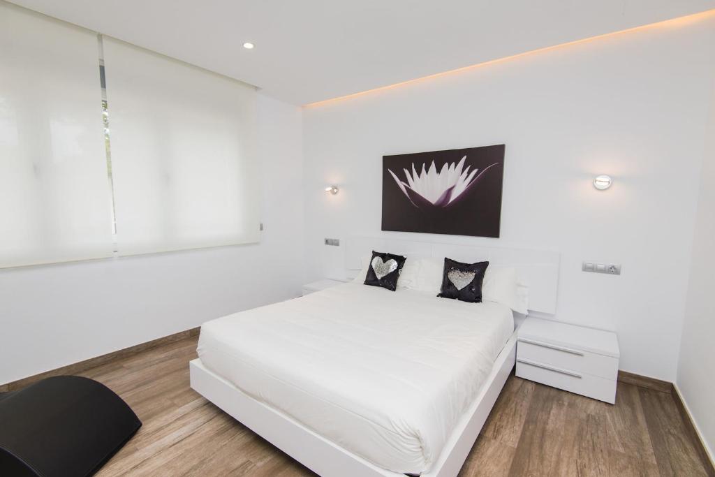 A bed or beds in a room at Villa Can Nieves