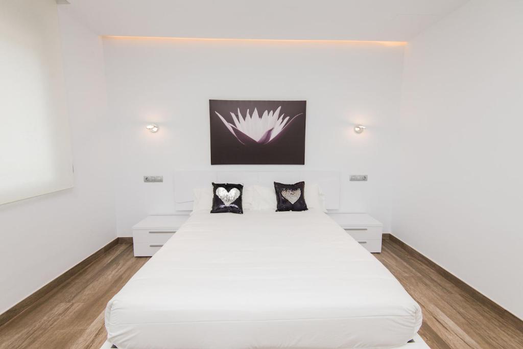 A bed or beds in a room at Villa Can Nieves