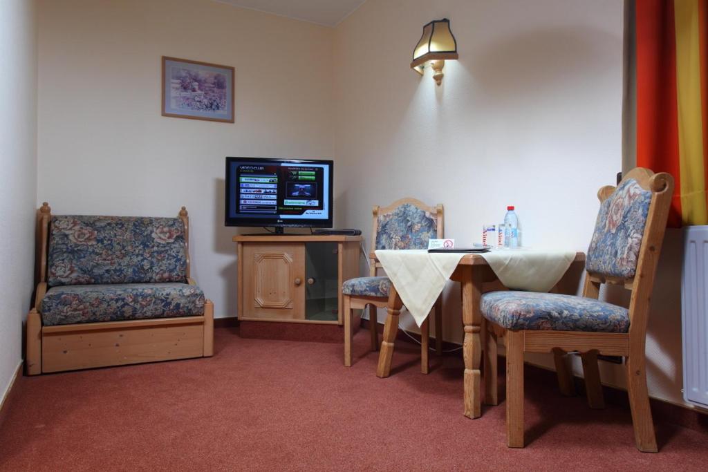 TV a/nebo společenská místnost v ubytování Hotel Sieweburen