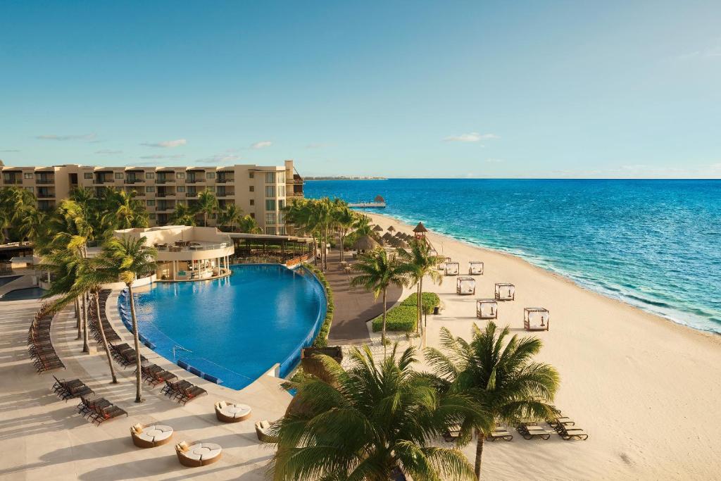 un complexe avec une piscine et une plage dans l'établissement Dreams Riviera Cancun Resort & Spa - All Inclusive, à Puerto Morelos