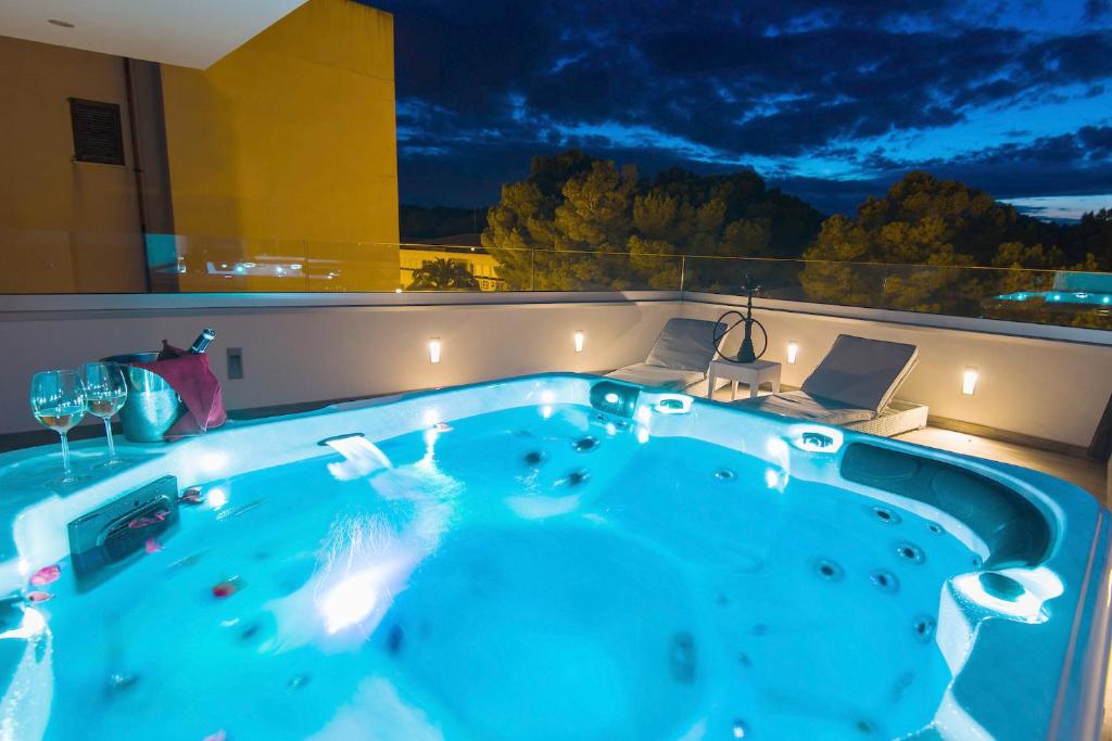 The swimming pool at or close to Villa Can Nieves