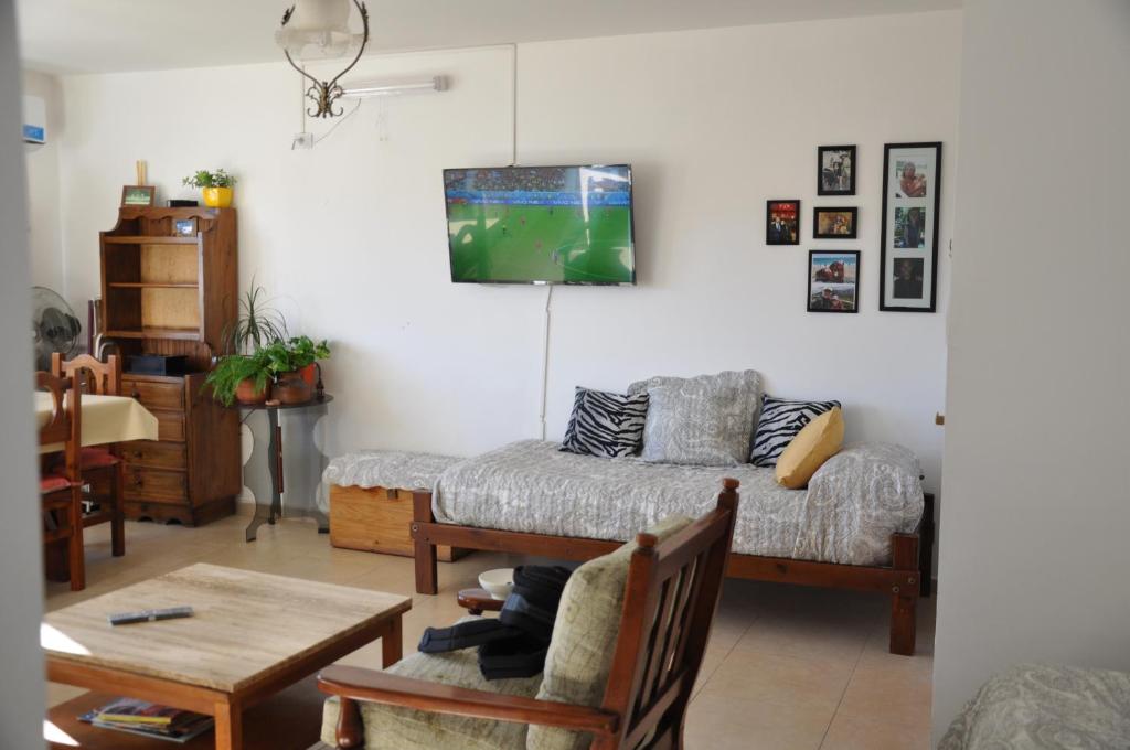 uma sala de estar com um sofá e uma mesa em Departamento de alquiler temporario em Villa Carlos Paz