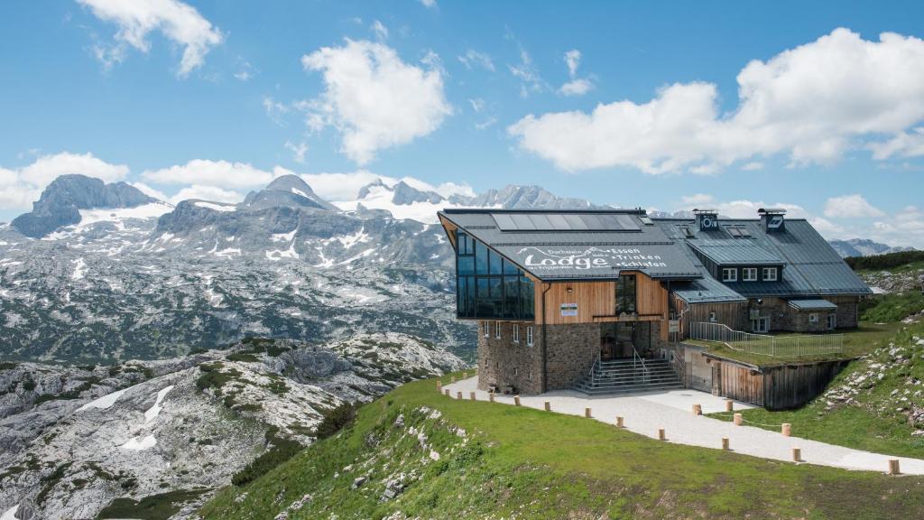 un bâtiment sur le côté d'une montagne dans l'établissement Lodge am Krippenstein, à Obertraun