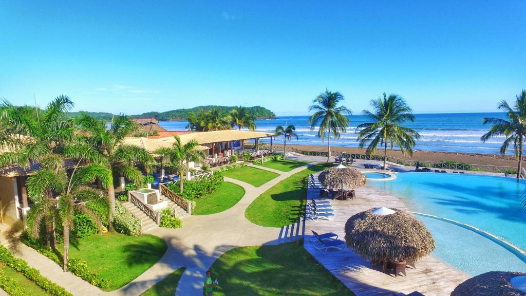 uma vista aérea de um resort com uma piscina e o oceano em Playa Venao Hotel Resort em Playa Venao