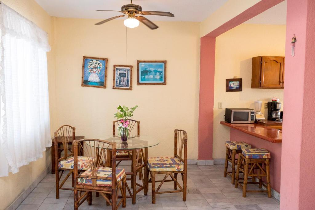 - une cuisine et une salle à manger avec une table et des chaises dans l'établissement Villa Diamante, à Zihuatanejo