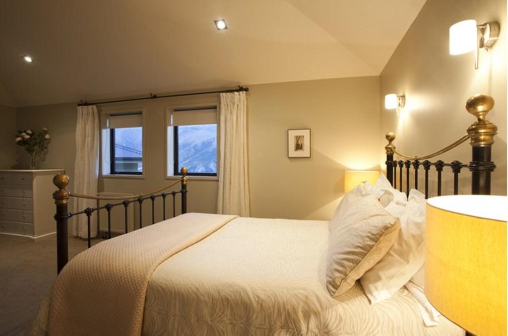 Postel nebo postele na pokoji v ubytování Gibbston House Boutique B&B