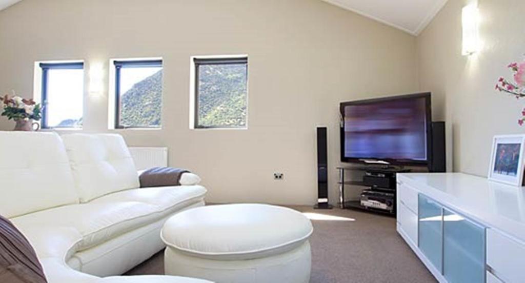 TV a/nebo společenská místnost v ubytování Gibbston House Boutique B&B