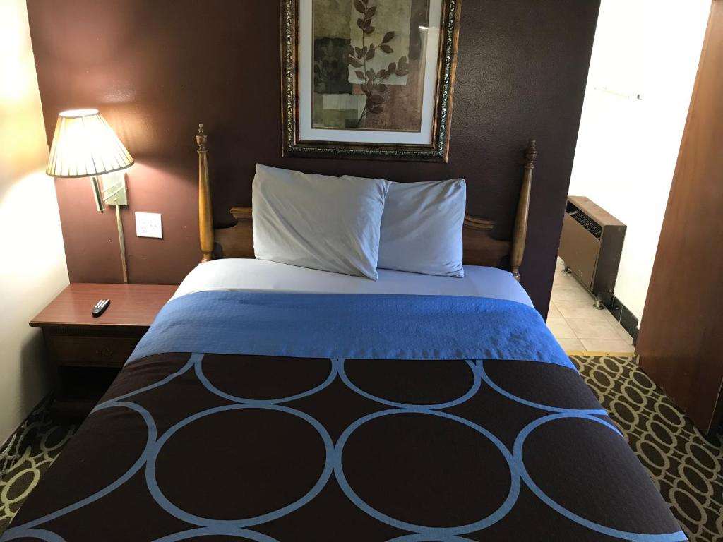 Budget Inn Marinette - Queen Room