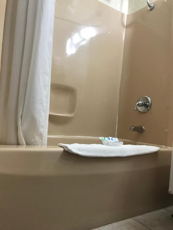 Budget Inn Marinette - Double Room With Two Double Beds