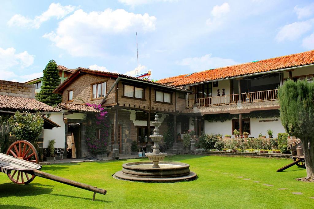 podwórko z fontanną przed domem w obiekcie Casa del siglo XVII w mieście Jocotitlán